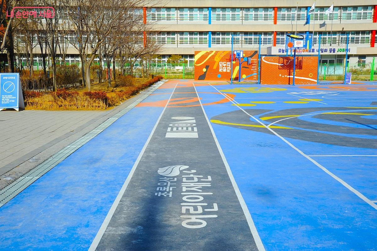 러닝트랙은 노약자를 위한 천천히 걷는 산책로의 기능도 한다. &copy;조수봉