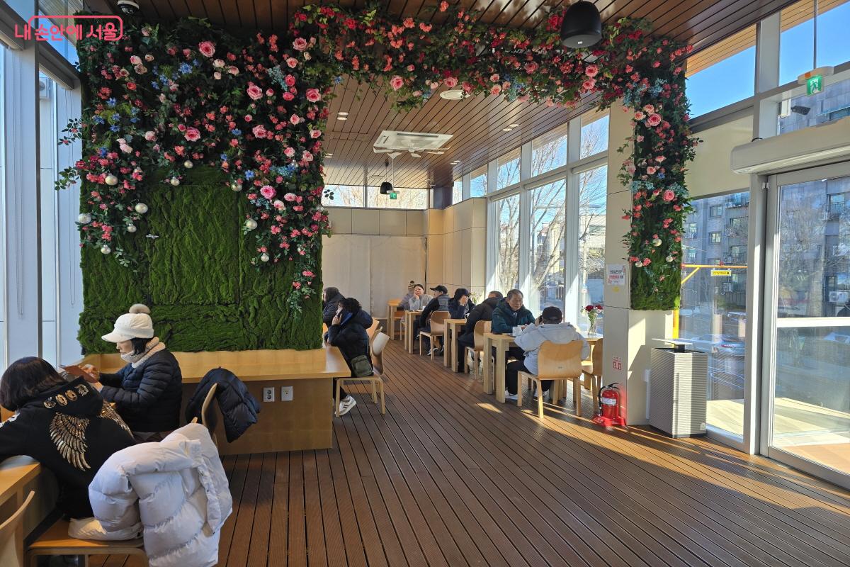 중랑장미카페를 찾은 시민들 &copy;심재혁