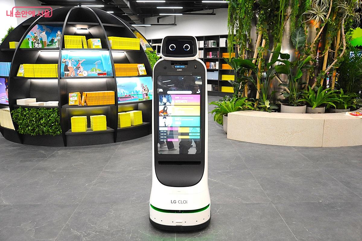 서울갤러리의 안내를 맡은 &lsquo;클로이&rsquo; &copy;조수봉