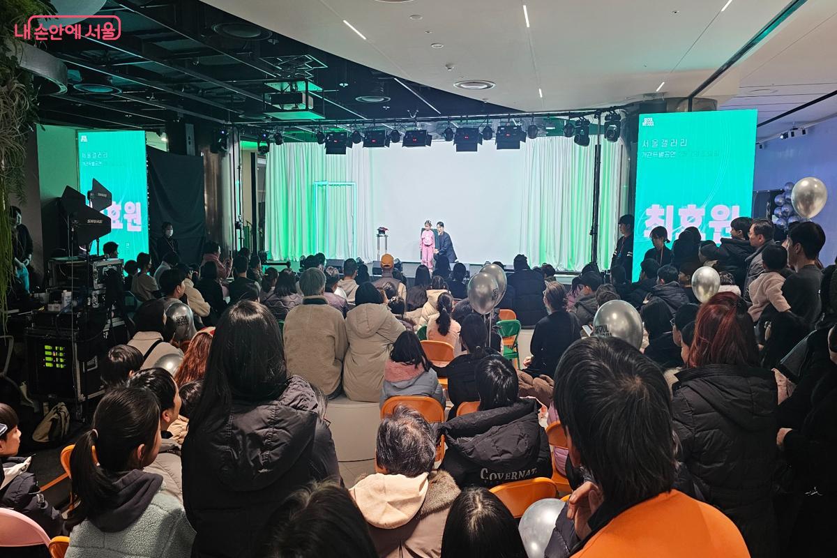 서울갤러리 개관을 축하하며 마술, 재즈 등 다양한 분야의 예술가들이 공연을 선보였다. &copy;최동열