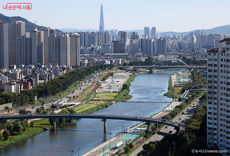 동부간선도로 총 15.4㎞ 구간(월계IC~대치IC) 지하화 공사가 진행 중이다. 성북구 월릉IC 인근 중랑천 모습.