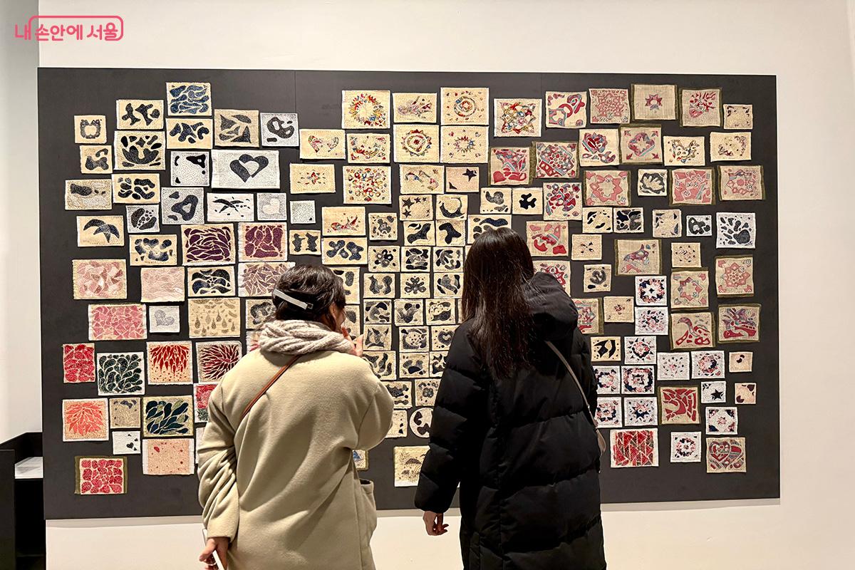 전시 후반부에 마련된 '일러스트에서 스티치까지'코너 &copy;김미정