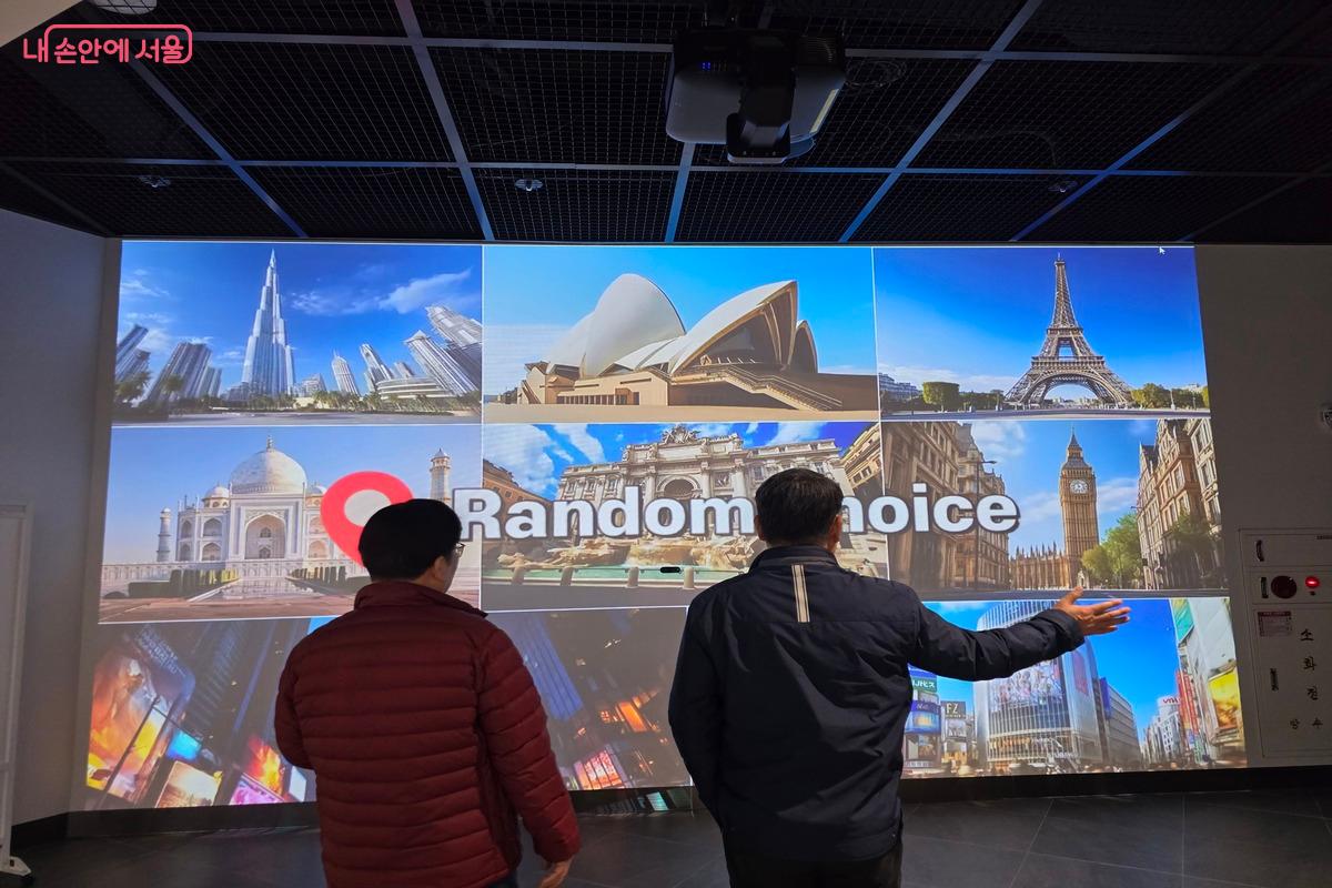 월드미디어룸에서는  원하는 곳을 선택해 사진으로 남겨 볼 수 있다. ⓒ김은주