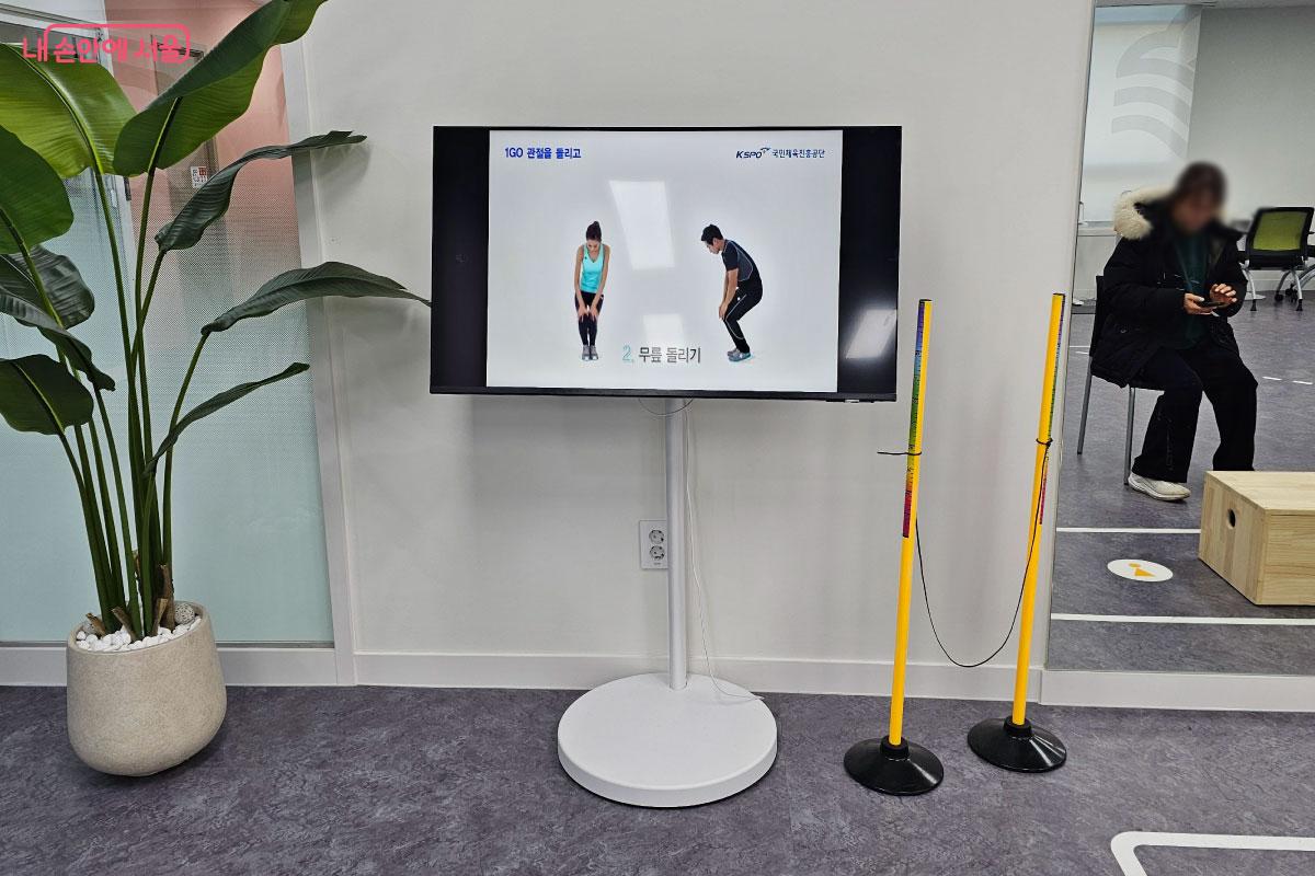 측정 전 간단한 스트레칭을 한다. ©홍혜수