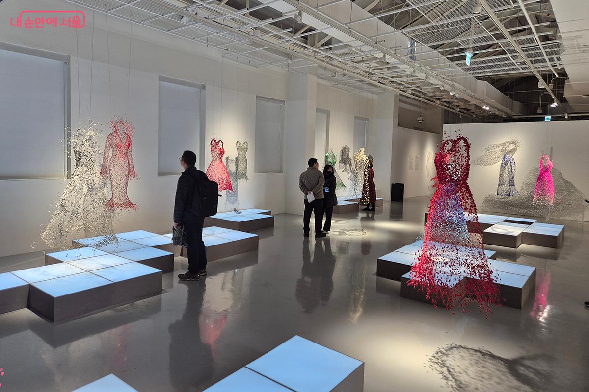 전시장 내부에는 작가의 40년 창작 여정을 입체적으로 보여주는 작품들로 가득 차 있다.