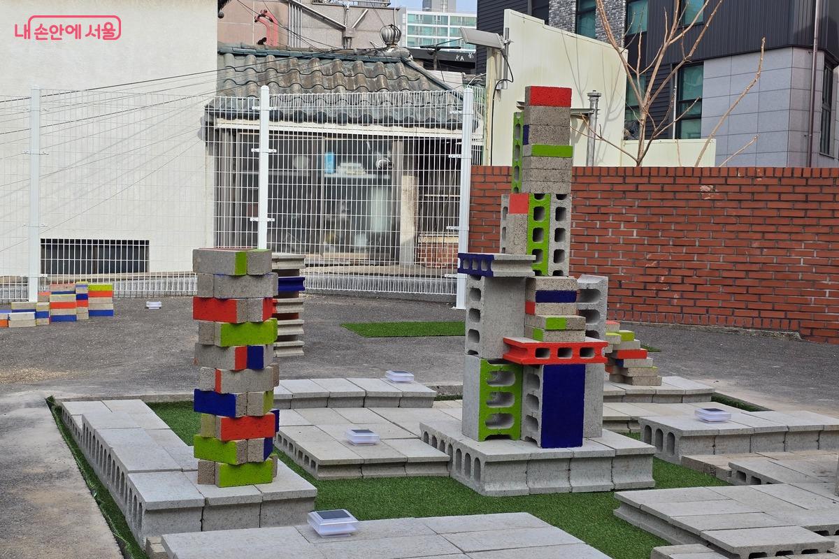 한국 전통 건축에서 자주 쓰이는 삼원색을 모티브로, 벽돌과 포스터, 공간 요소 곳곳에 힌트를 심어 두었다. &copy;강사랑