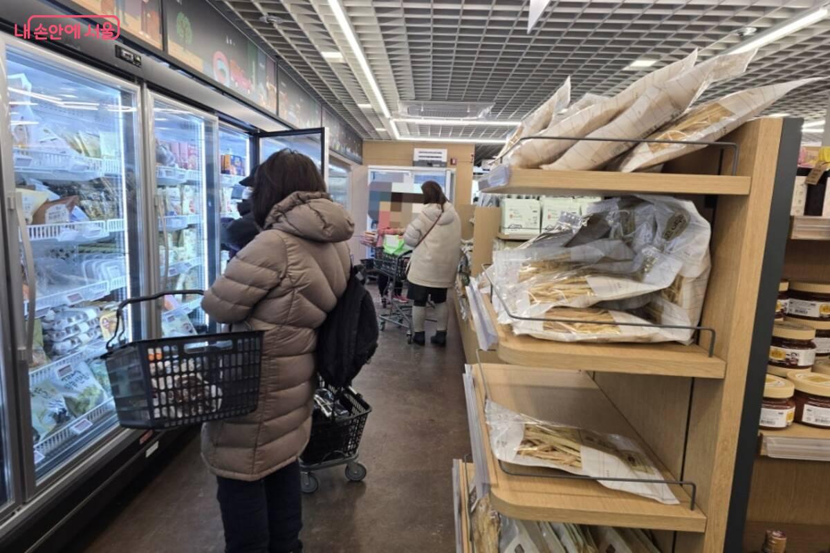 매장에는 설 선물 세트와 명절 준비를 위해 장을 보는 시민들이 많다