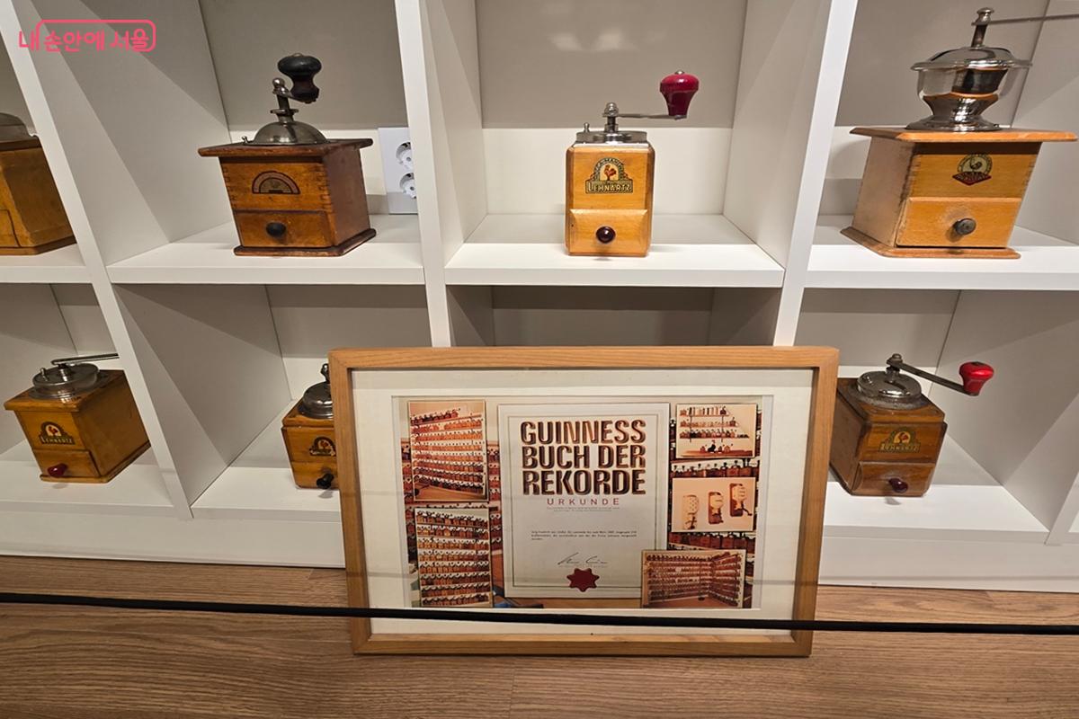 2011년 기네스에 등재된 레나츠사 수동 커피 그라인더 컬렉션 &copy;강사랑