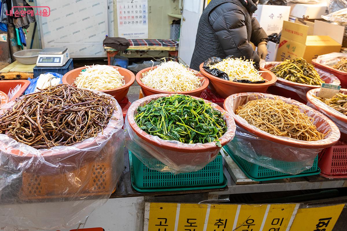 시장 골목마다 전통의 먹거리와 생활용품이 가득해 활기가 넘친다. &copy;문청야