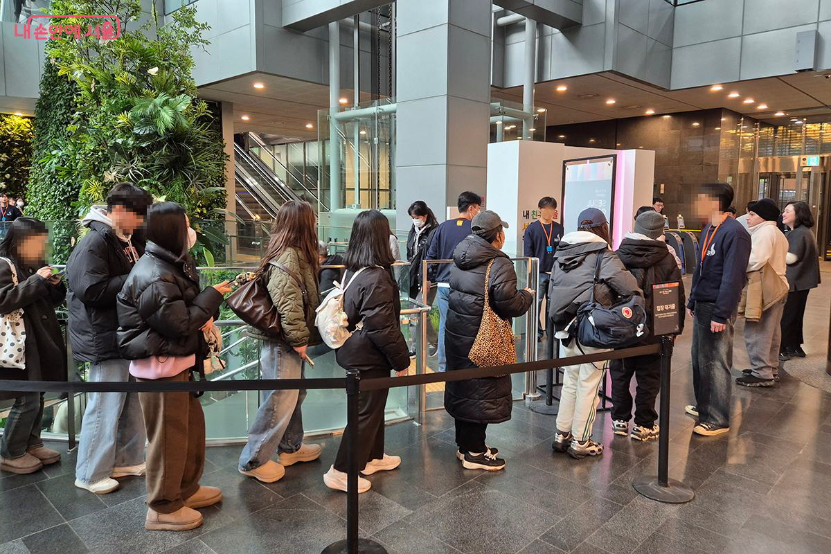 2월 5일 14시부터 입장 가능한  &lsquo;서울갤러리&rsquo; 개막식에 참석하기 위해 길게 줄을 선 시민들의 모습