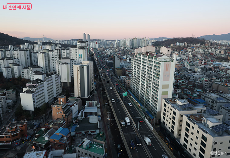 서울시는 내부순환로, 북부간선도로 고가를 철거하고 ‘강북횡단 지하도시고속도로’를 조성할 계획이다. 서울 성북구 돌곶이역 인근 건물에서 바라본 북부간선도로.