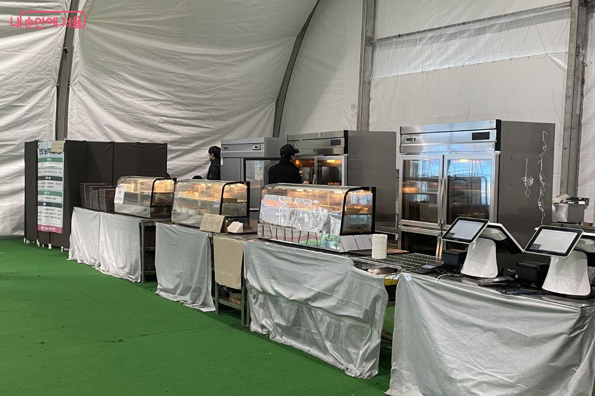 실내 휴게실에서는 다양한 간식을 구매해 취식할 수 있다. 추위를 피해 잠시 쉬어가기에도 적합한 공간이다.