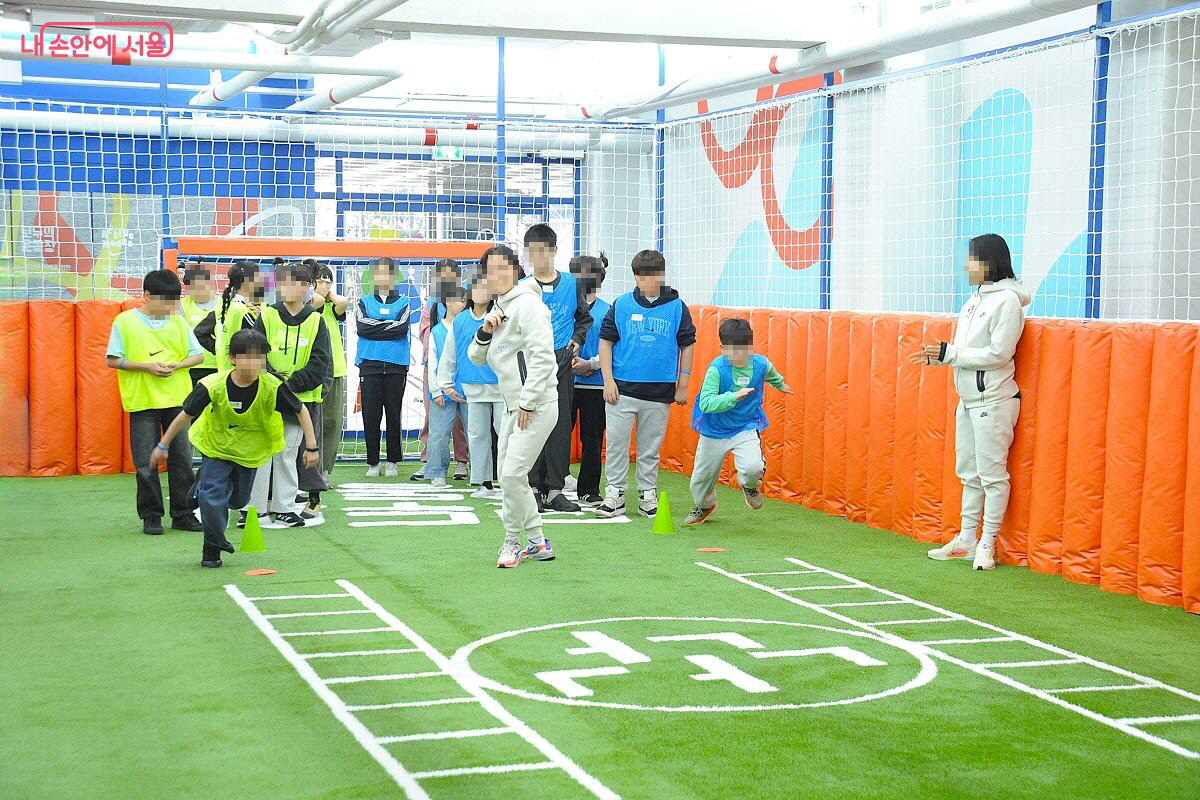 3호점 오픈 이벤트 프로그램에 참여 중인 어린이들 &copy;조수봉