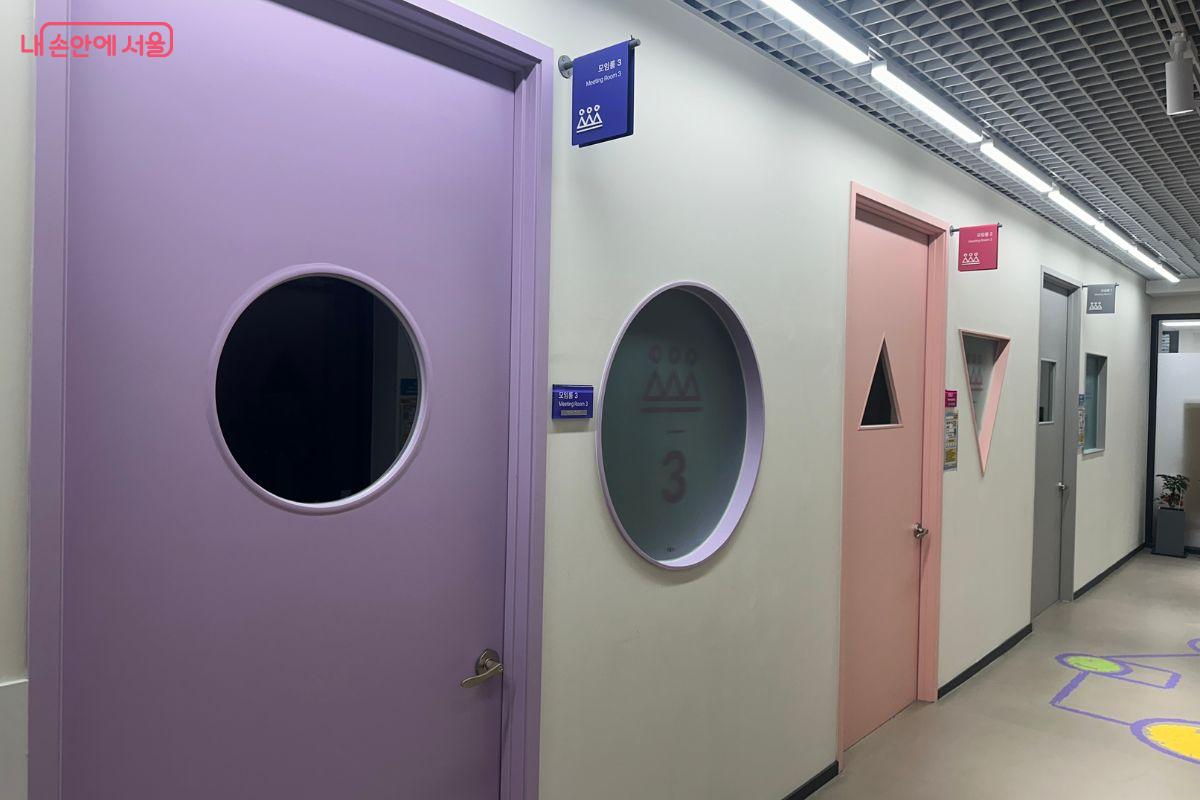 2~3층에는 종로청소년문화의집이 운영되고 있다. 댄스실처럼 이색 공간도 있다. &copy;김재형