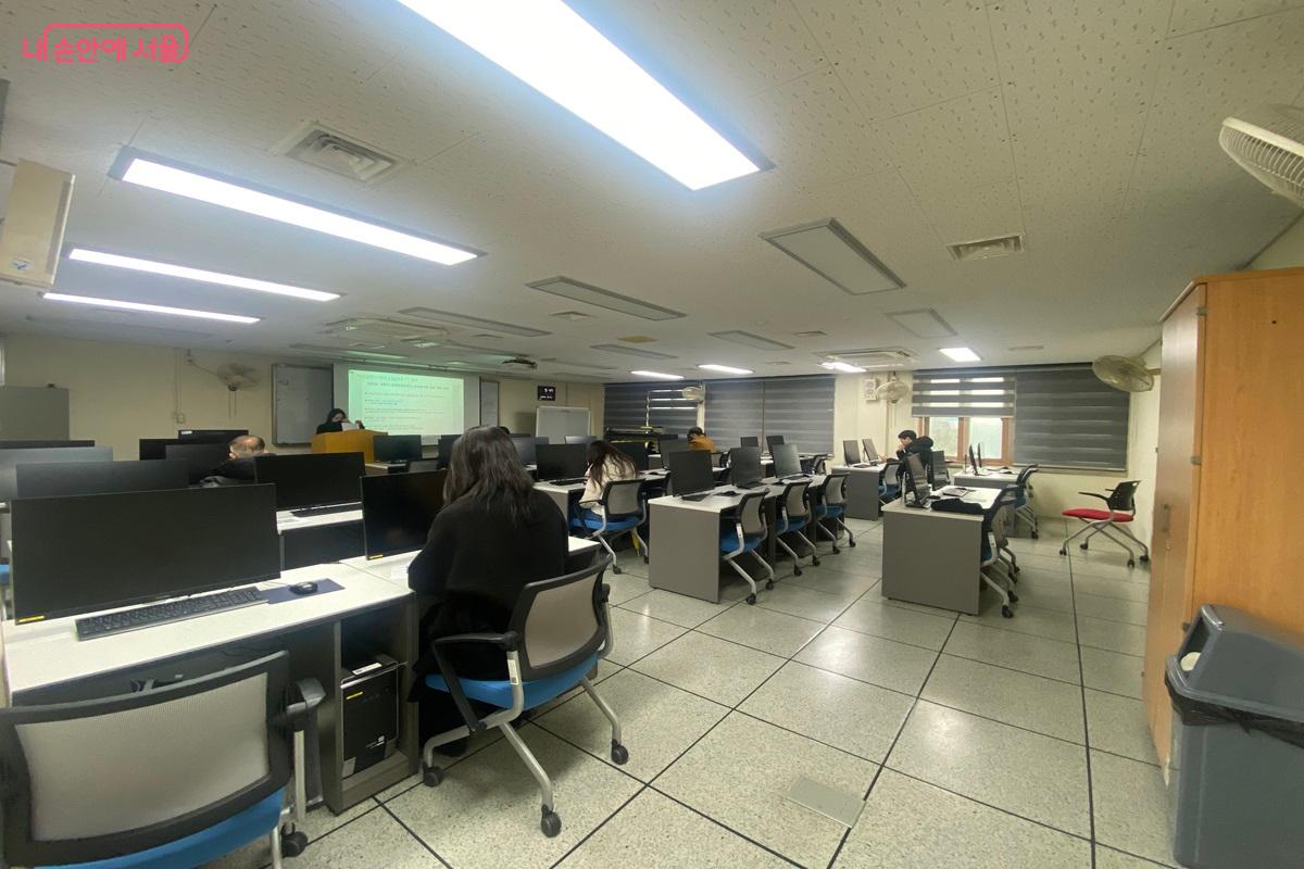 2층에 마련된 면접대기실 현장 &copy;이근석