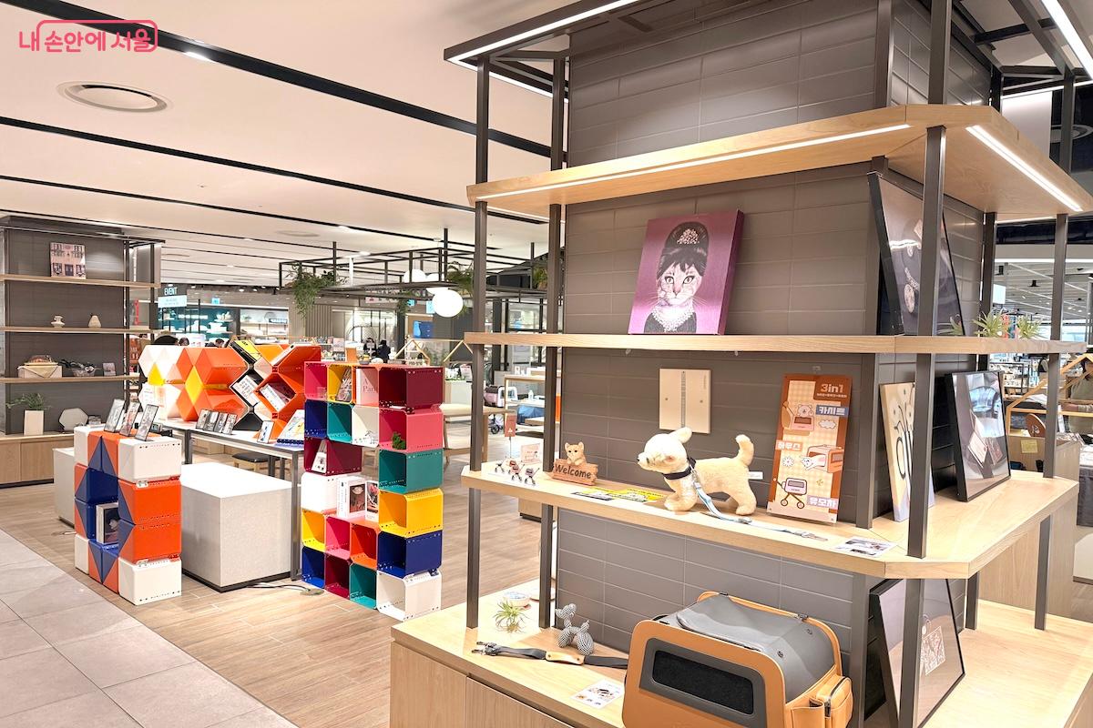현대백화점 10층에 위치하고 있으며 백화점 운영시간과 동일하게 운영된다. &copy;서지희