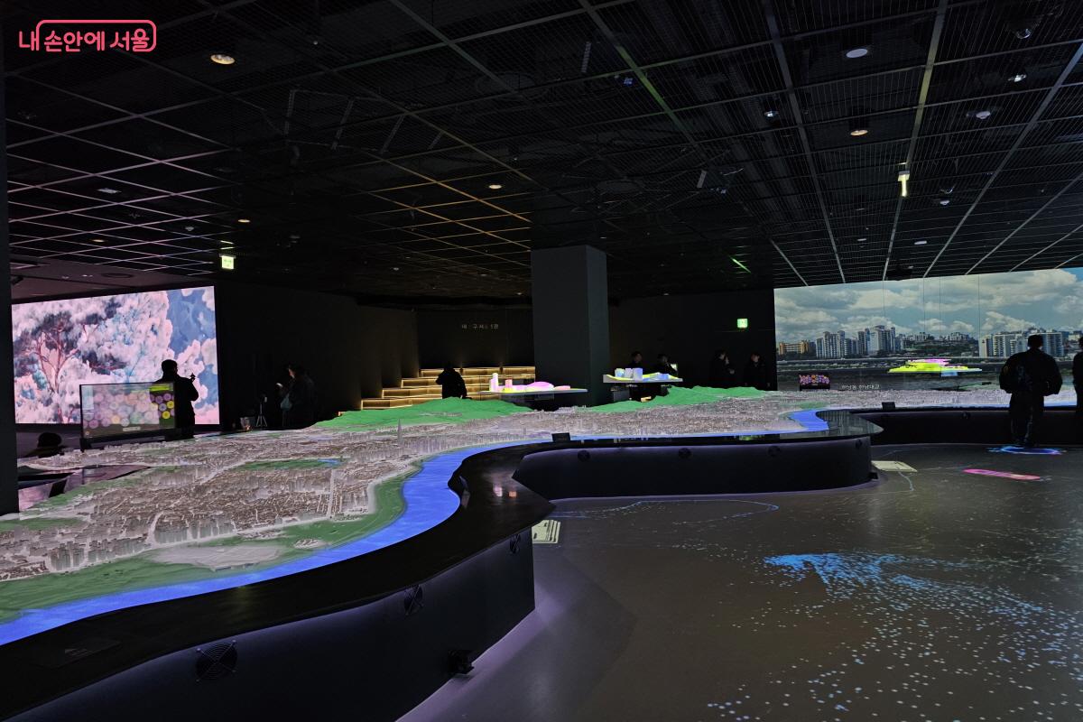 1600:1 스케일로 축소된 서울시 전체 지도 모형이 눈앞에 펼쳐졌다 ⓒ염지연