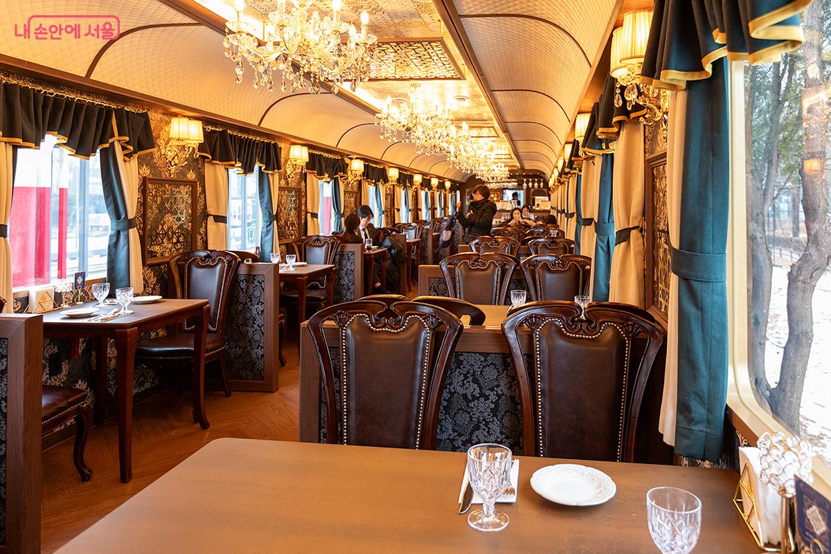 기차 객차 그대로 살린 내부, 이색적인 분위기의 레스토랑 ⓒ문청야