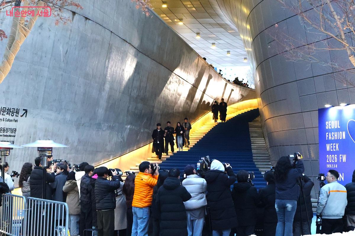 DDP 야외 계단 앞을 가득 메운 카메라들이 K-패션의 새로운 도약을 취재하고 있다. &copy;이봉덕