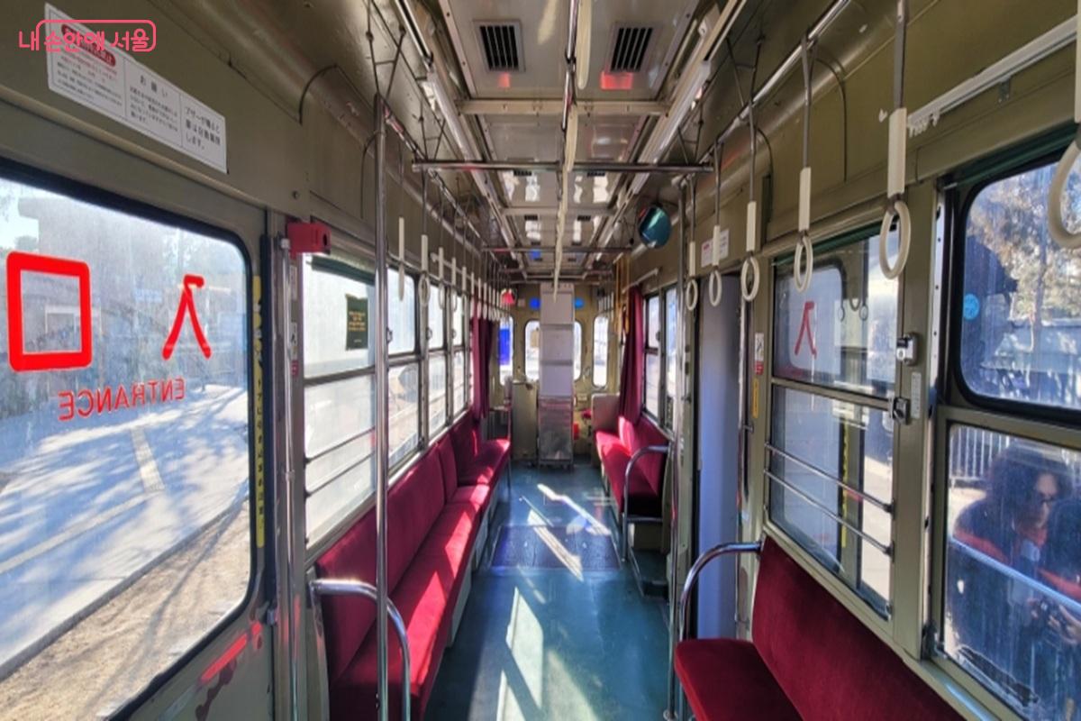 옛 전차 내부 모습. 좌석과 손잡이, 창문 구조가 옛 모습 그대로이다. &copy;조연