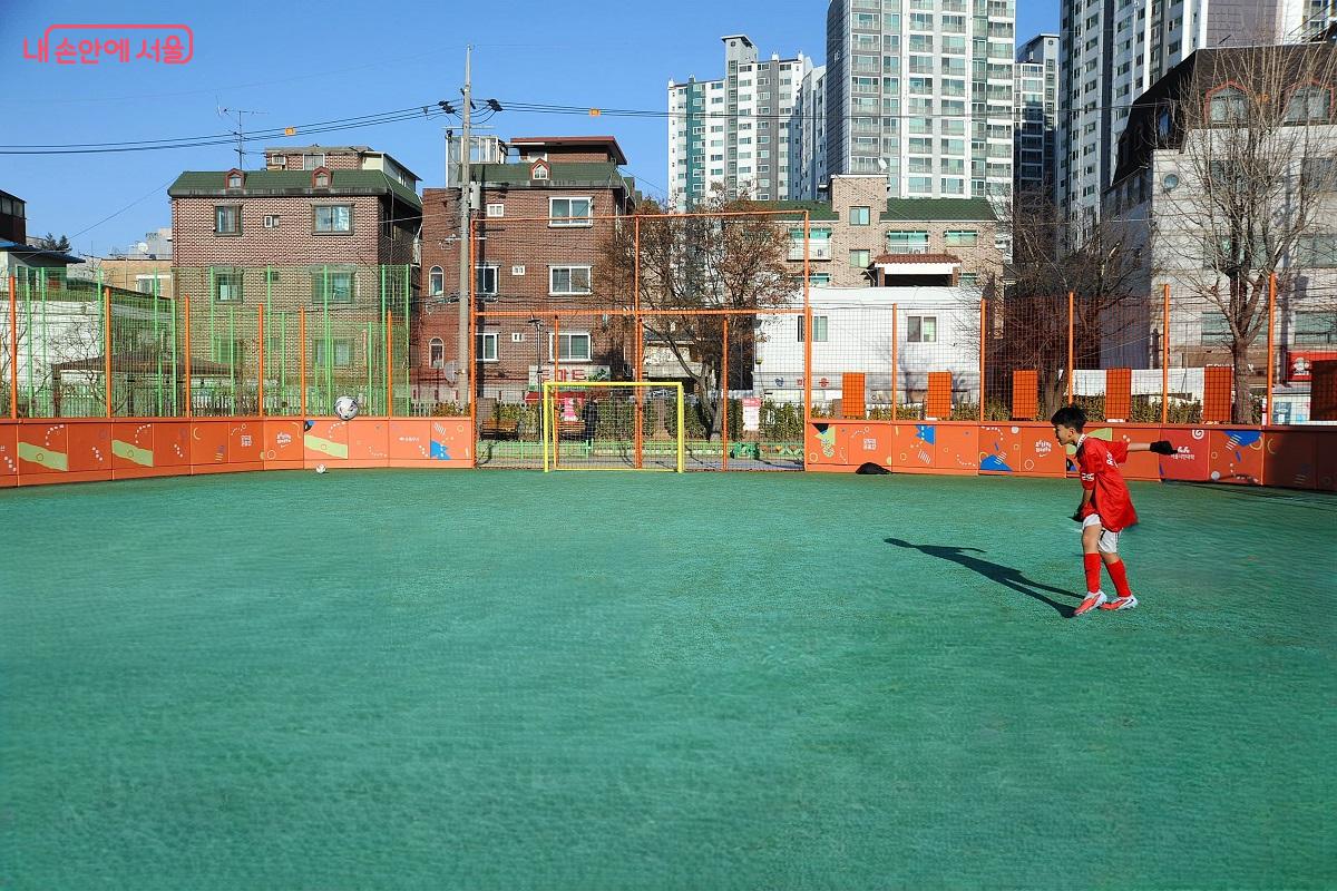 1호점은 풋살장&middot;농구장&middot;러닝트랙 등으로 구성됐다. &copy;조수봉