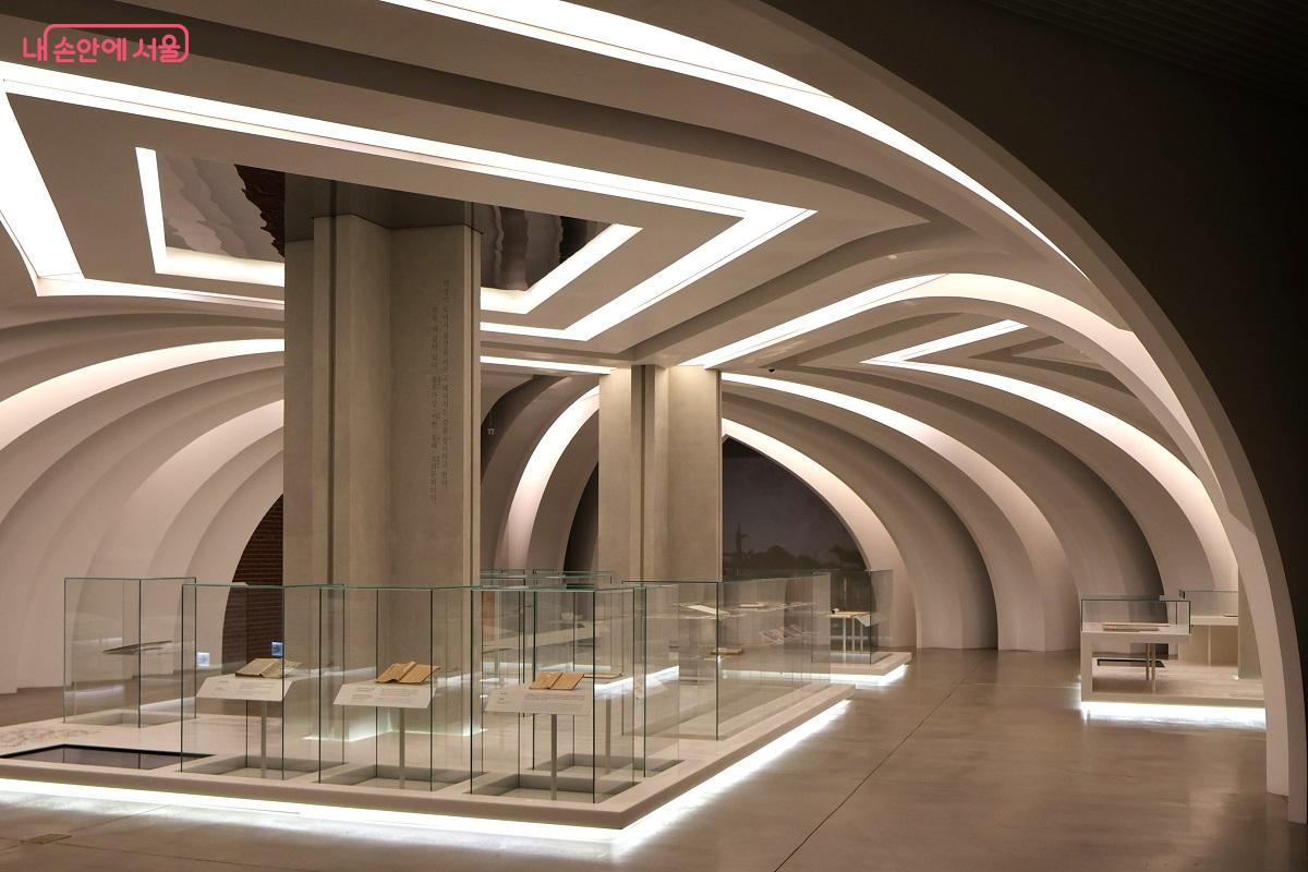 백색 반원형 공간을 통해 조선 후기 사상계의 변화와 서학 전래를 입체적으로 보여준다. &copy;김대진