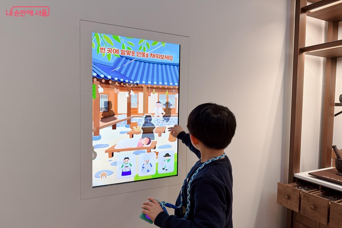 한양의 다양한 삶과 문화를 살펴보고 있다. &copy;노윤지