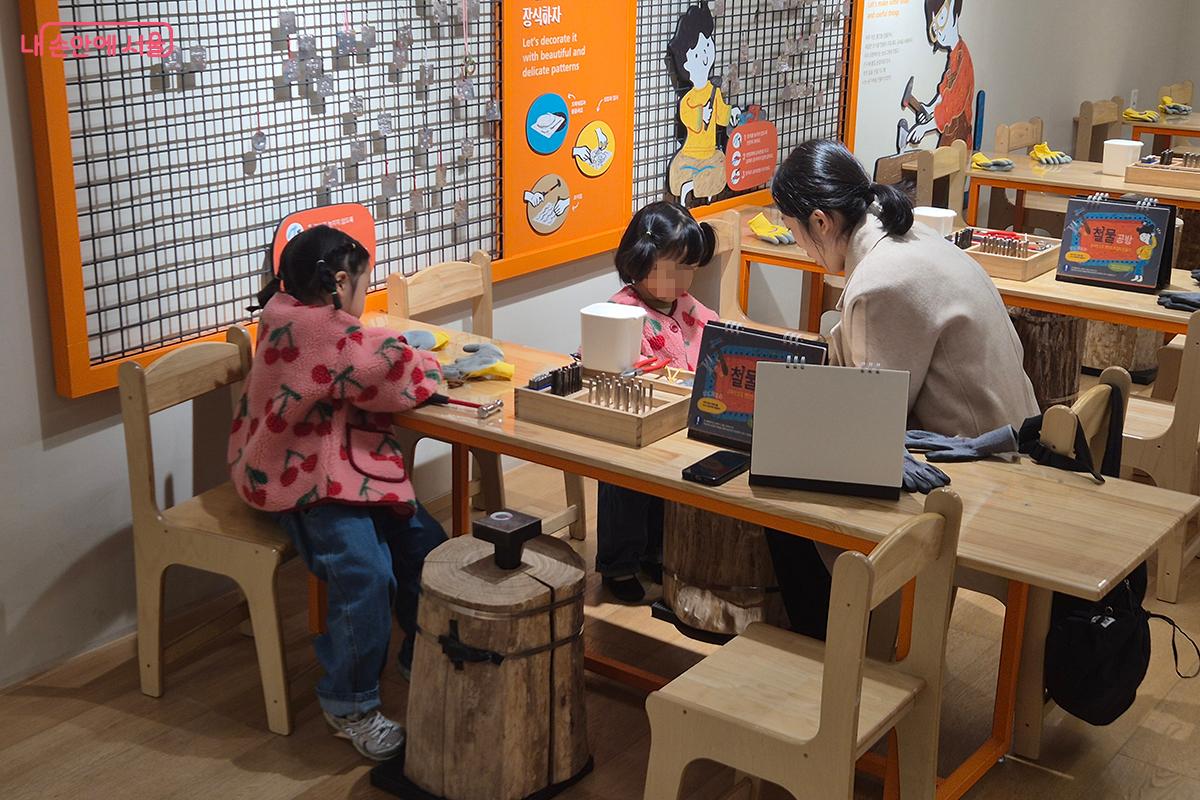 기존의 전시 구성과 자율형 창작공방 성격은 유지하면서 저연령 어린이를 위한 놀이형 전시공간으로 재탄생했다. &copy;백승훈