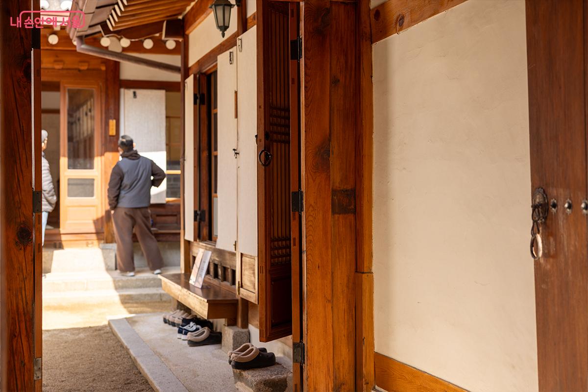 한옥 처마 아래 이어진 고즈넉한 마루길ⓒ장신자