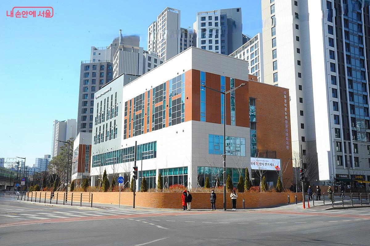 동대문센터는 휘경이문누리종합사회복지관 3층에 위치한다. ©조수봉