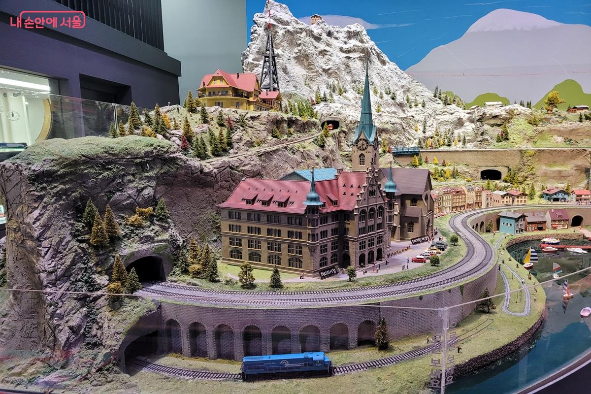 알프스 산자락 아래 펼쳐진 스위스 마을 풍경 &copy;조연