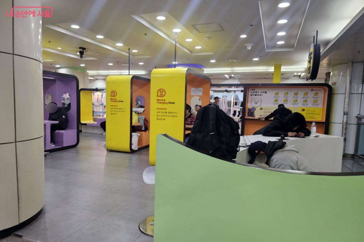 대기시간을 유용하게 활용할 수 있도록 구성된 동대문역사문화공원역 워크힐링존 ©염지연