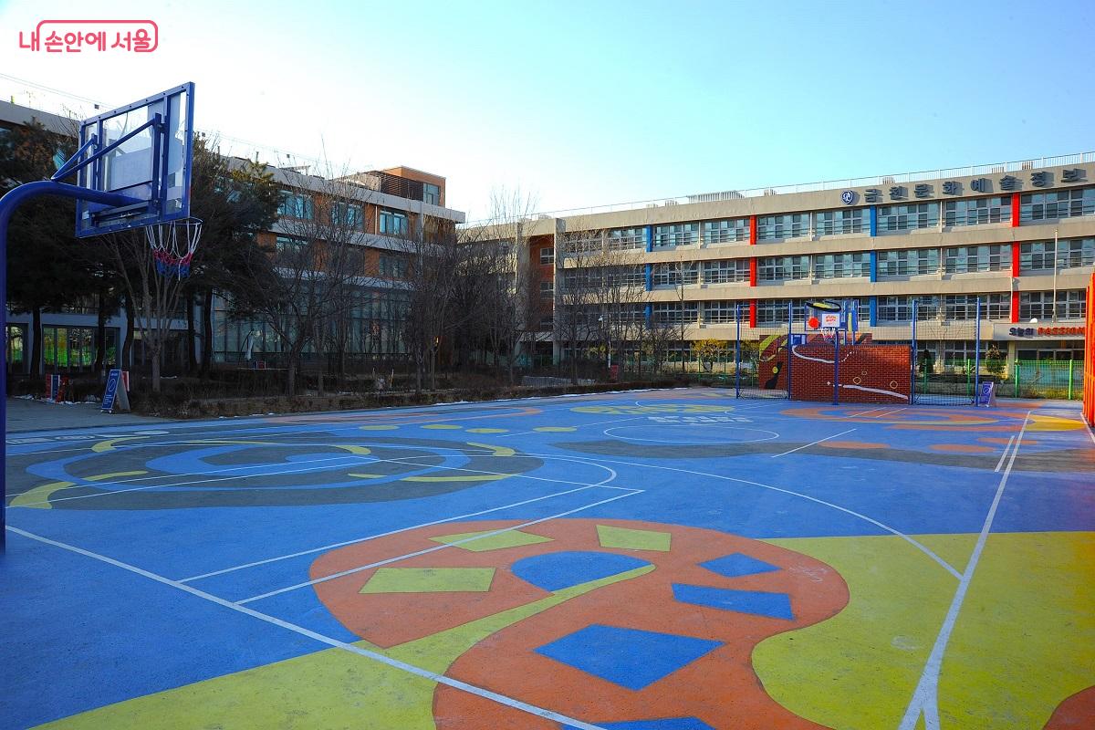 1호점 농구장의 컬러 패턴 바닥 &copy;조수봉