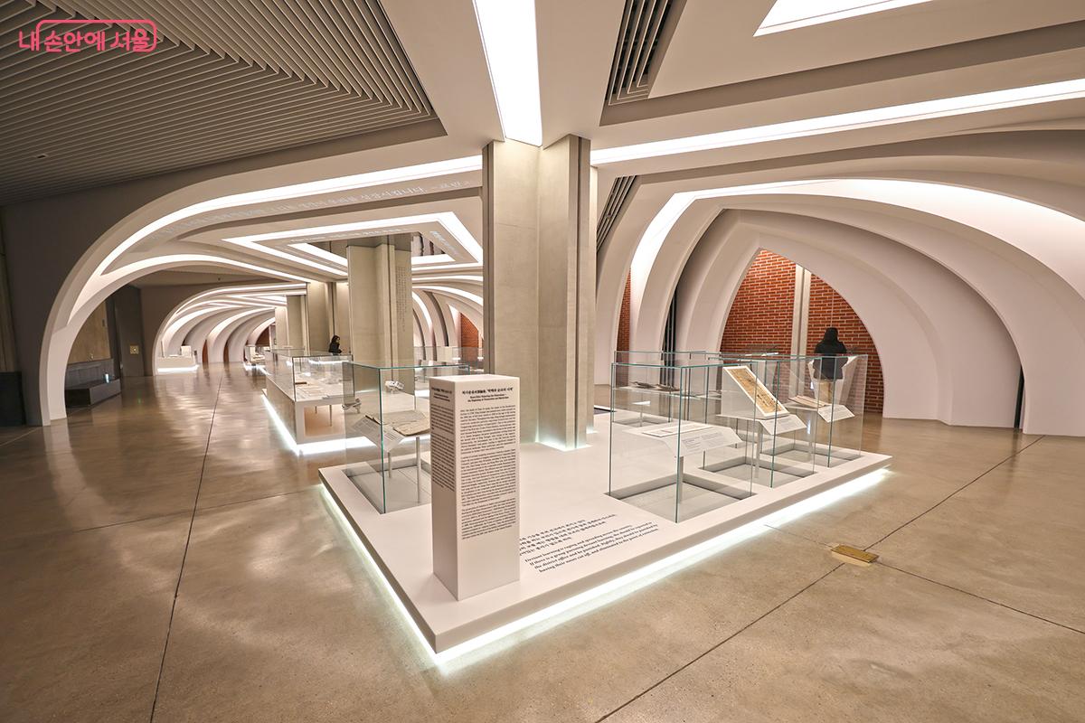 독창적인 공간이 인상적인 상설전시실의 모습 &copy;김주연