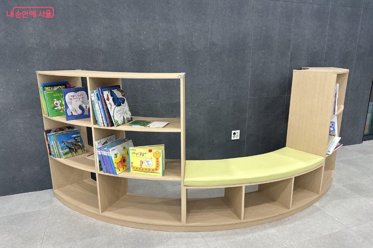  1층에는 계단식으로 된 독서대와 편안한 독서의자 등을 만날 수 있다. &copy;김재형