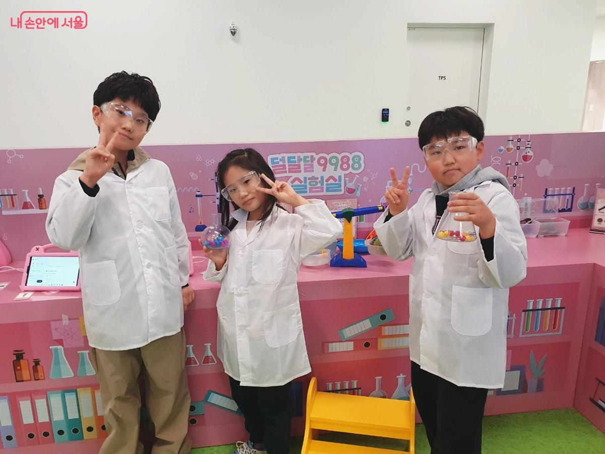 '덜달달9988실험실'에서 체험중인 현이와 친구들 &copy;엄윤주