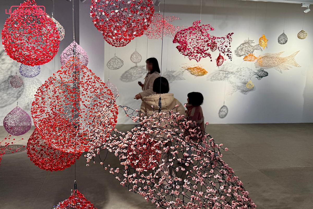 1층에 전시된 금기숙 작가의 최근 대표작 <물방울>과 <물고기> &copy;김미정