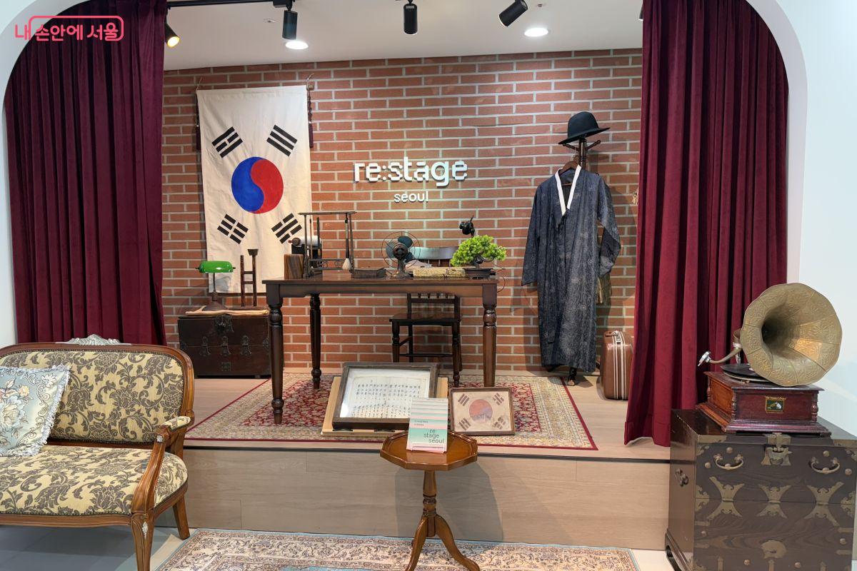 서울연극창작센터 2층에 위치한, 공연물품을 만져보고 체험해 볼 수 있는 Re:Stage 쇼룸 &copy;황수민