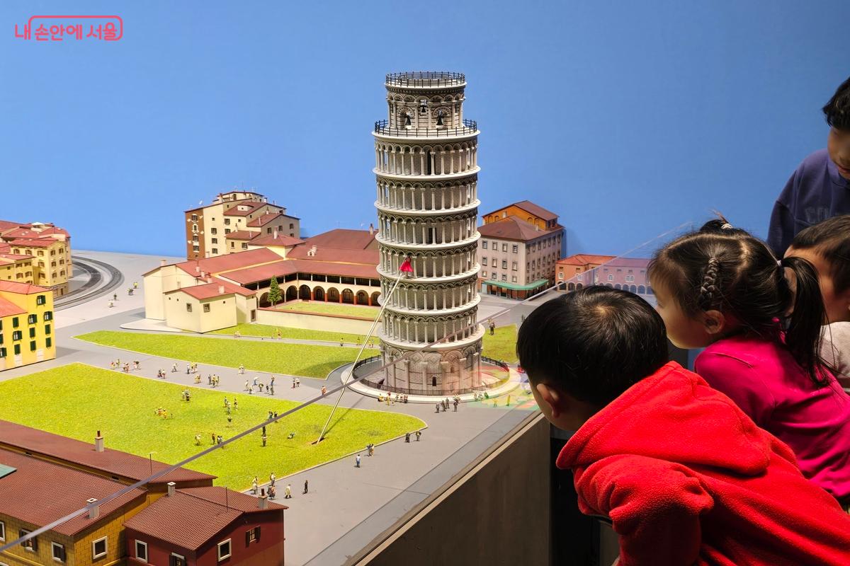 피사의 사탑이 기울어지는 순간 슈퍼맨이 나타나 탑을 지탱한다. ⓒ강사랑