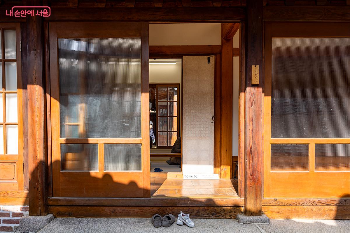 햇살이 스며드는 홍건익가옥 대청마루 입구ⓒ장신자