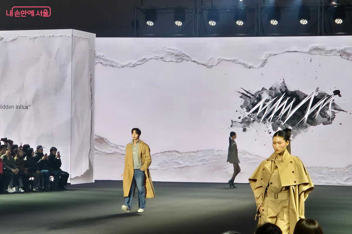 2월 4일 행사 이틀째 DDP 아트홀 1관에서 열린 박현 디자이너의 &lsquo;므아므(MMAM)&rsquo; 브랜드 런웨이 &copy;이혜숙