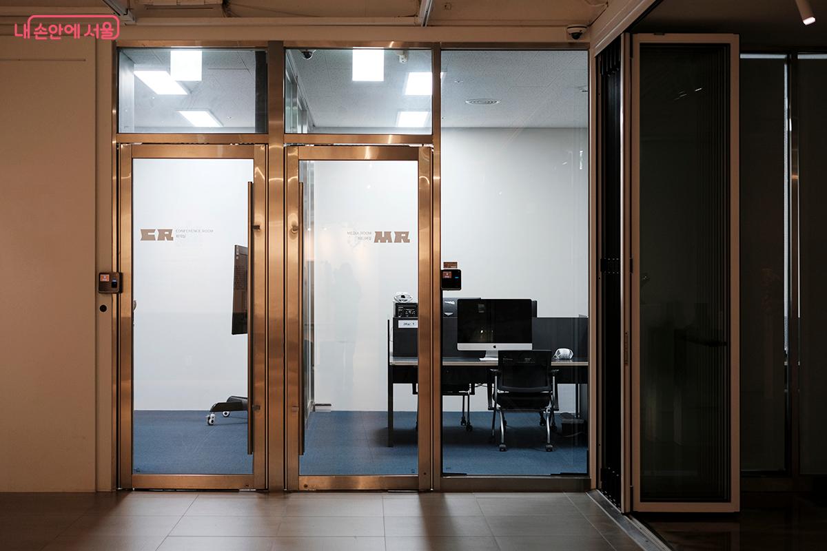화이트 갤러리를 지나면 안쪽에 회의실과 미디어실이 있다. &copy;김아름