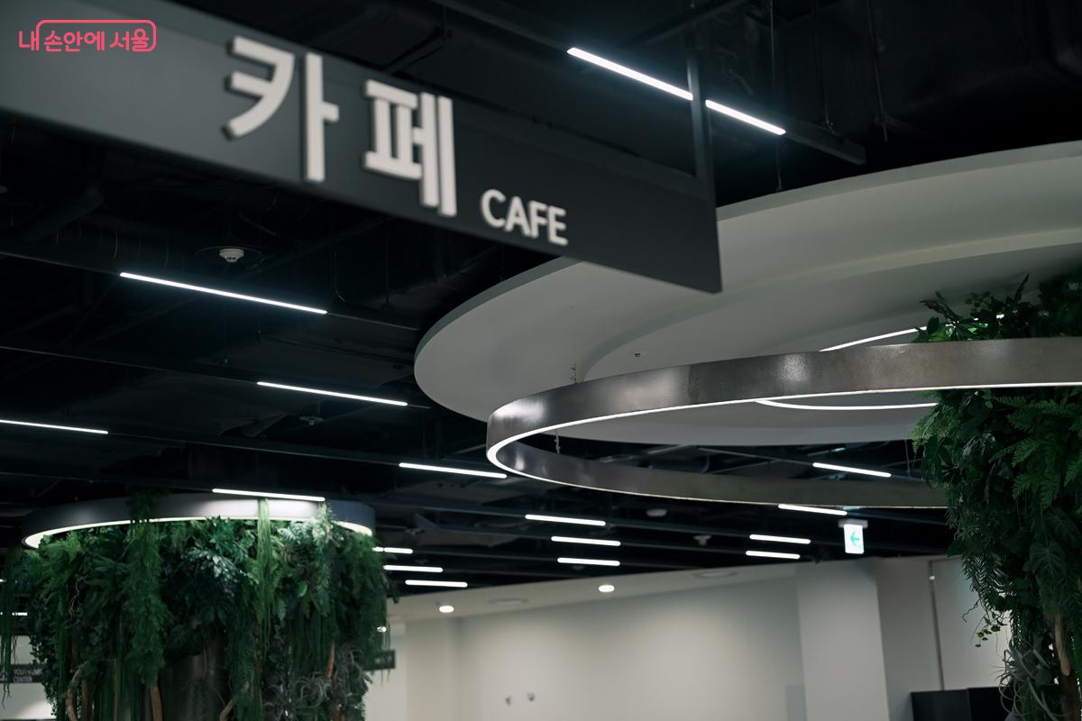 SF와 플랜테이션 디자인이 인상적인 카페