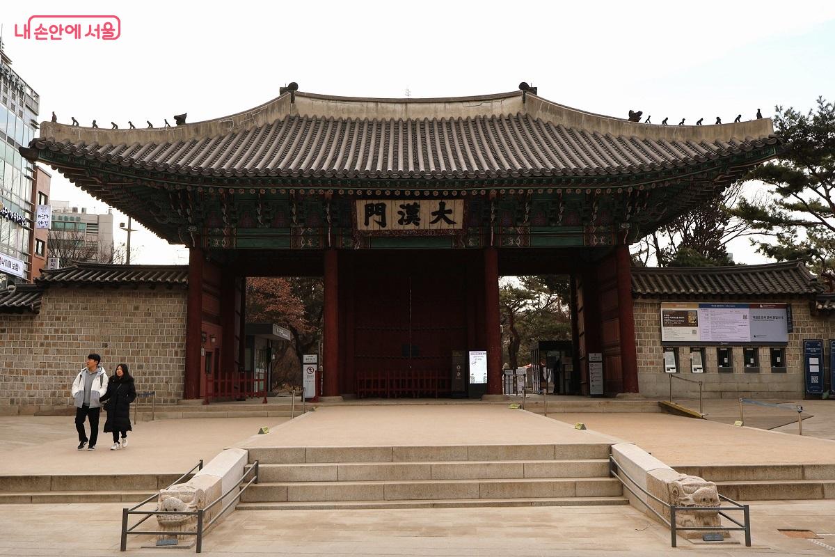 덕수궁 대한문. 고종 황제의 인산일을 맞은 시민들이 운집하여 만세 운동의 불을 지폈던 역사적 광장 &copy;김대진