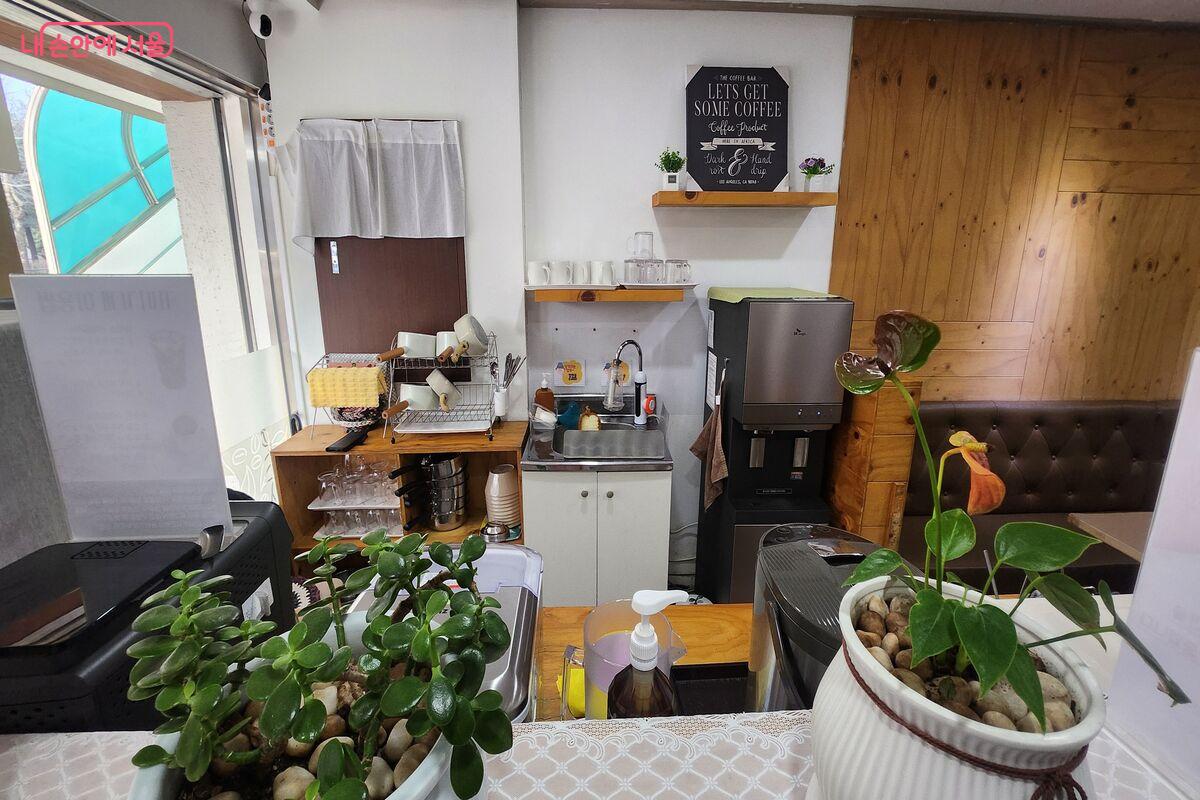 온수기와 얼음정수기 등이 비치된 서울마음편의점 주방 &copy;장지영