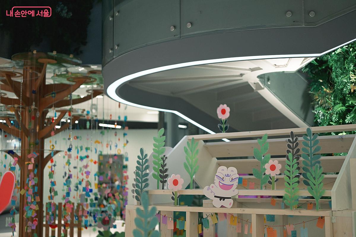 인포데스크 천장을 비롯한 구조물들은 SF적 느낌을 주는 깔끔한 원형 인테리어를 사용했다.