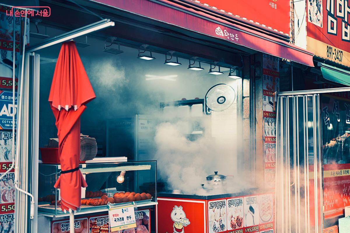 따뜻하고 맛있는 김이 피어오르는 만두집 &copy;한솔