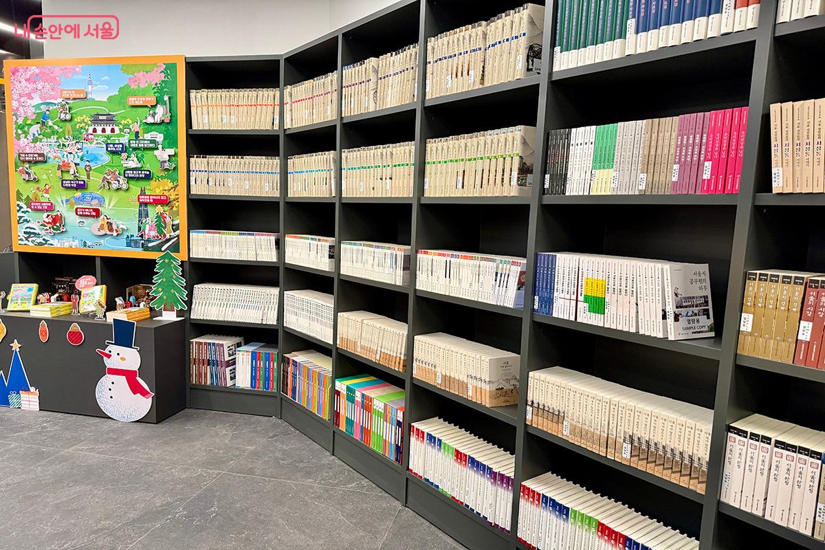 서울시에서 발간한 서적과 자료의 종류가 꽤 많이 비치되어 있었다 &copy;김미정