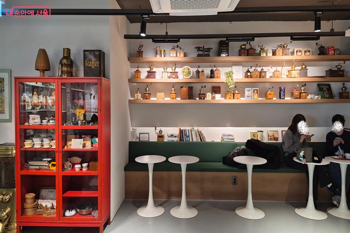 다양한 커피 그라인더와 함께 차를 마실 수 있는 &lsquo;말베르크&rsquo; &copy;권수진  