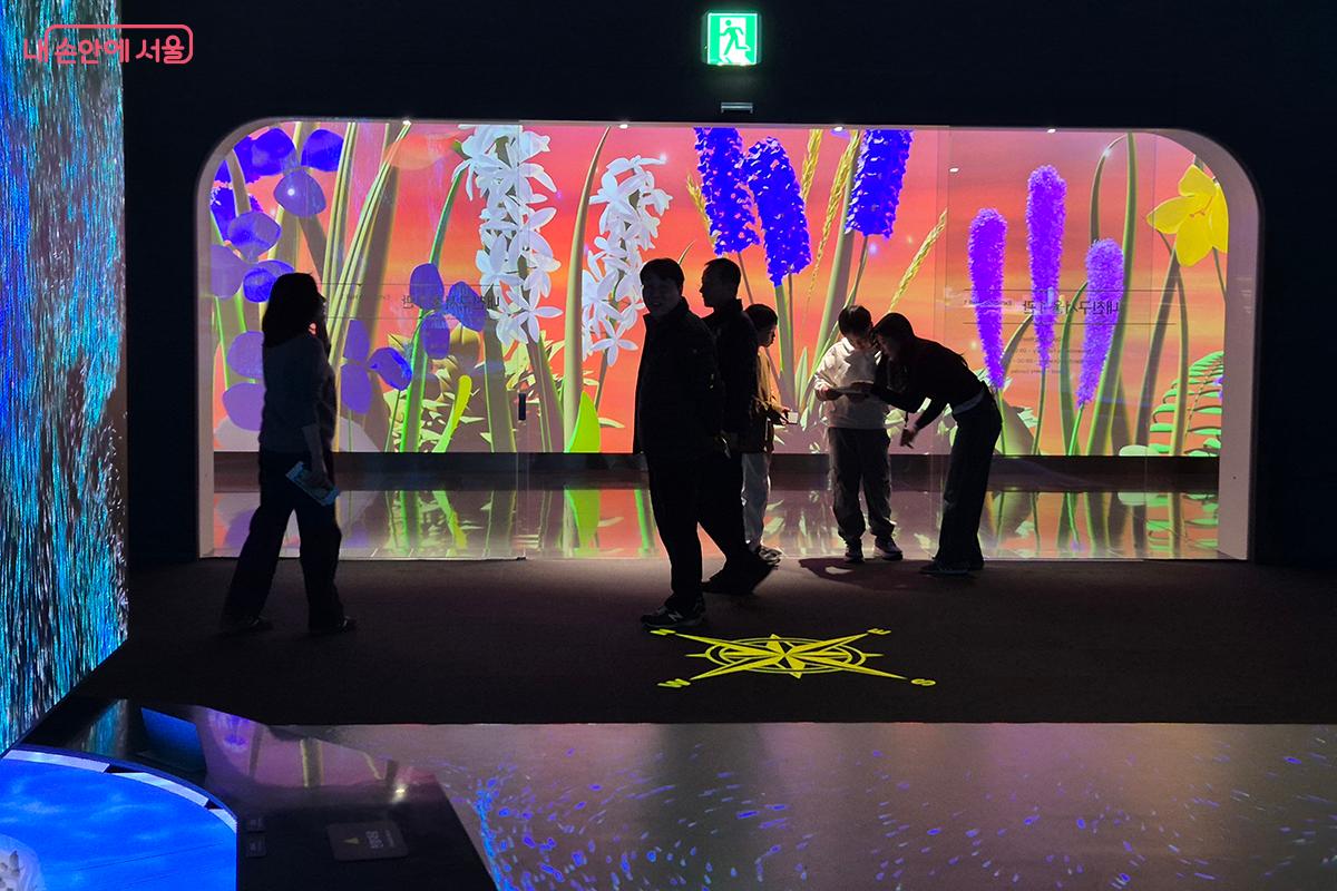 3면이 &lsquo;미디어월&rsquo;로 구성된 공간에서는 시 홍보영상과 감각적인 미디어아트가 상시 상영된다.